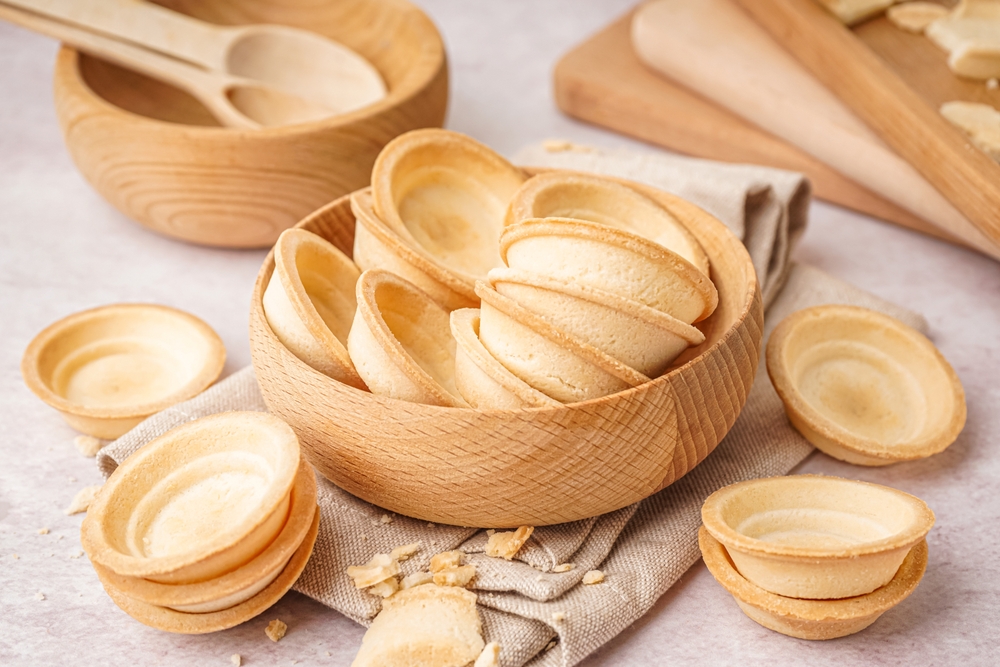 Bowl,With,Homemade,Tartlets,On,Light,Background